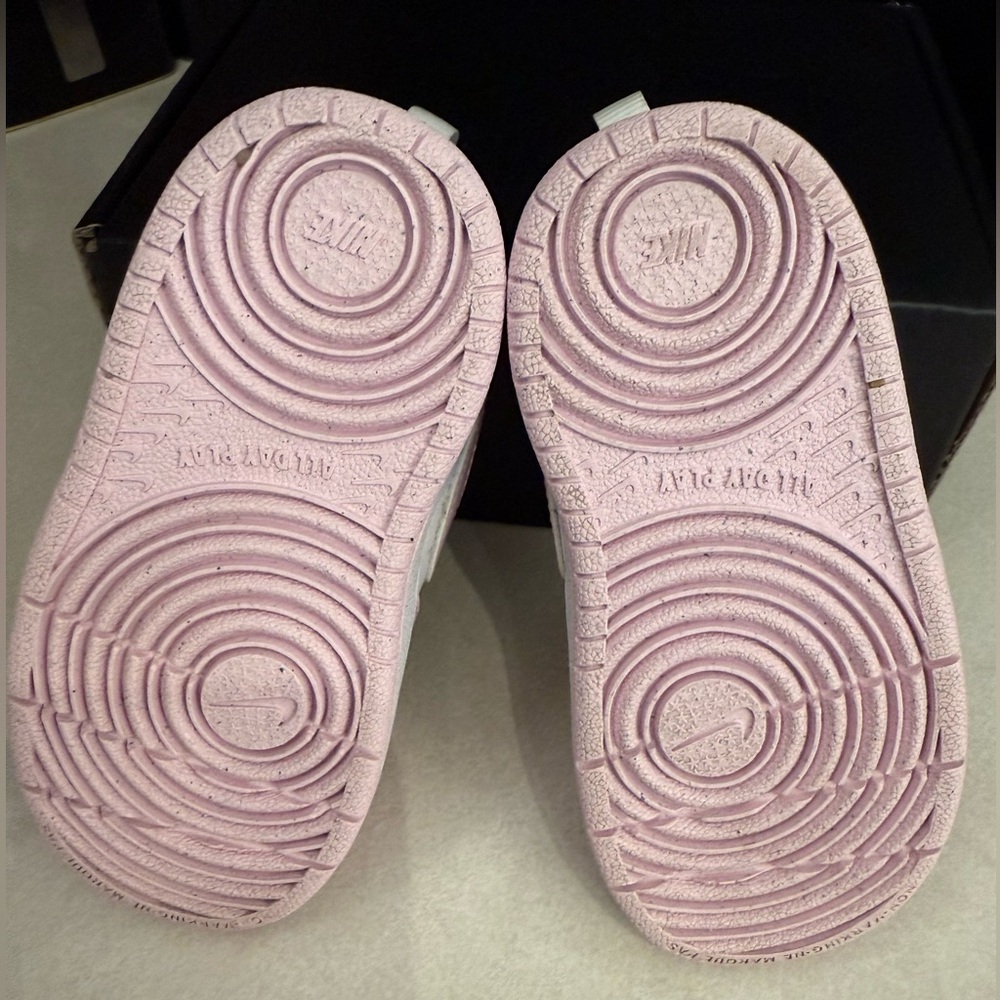 Nike Kids Sneakers in Pink and White - Picture 5 of 9